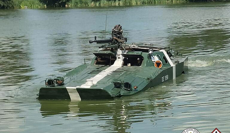 BRDM-1 pływa.